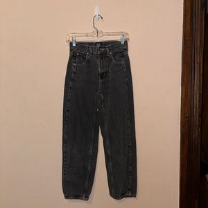 UO High waisted Carrot Jean - Size 23/24